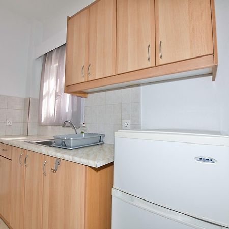 Ira Apartments Камарі Екстер'єр фото
