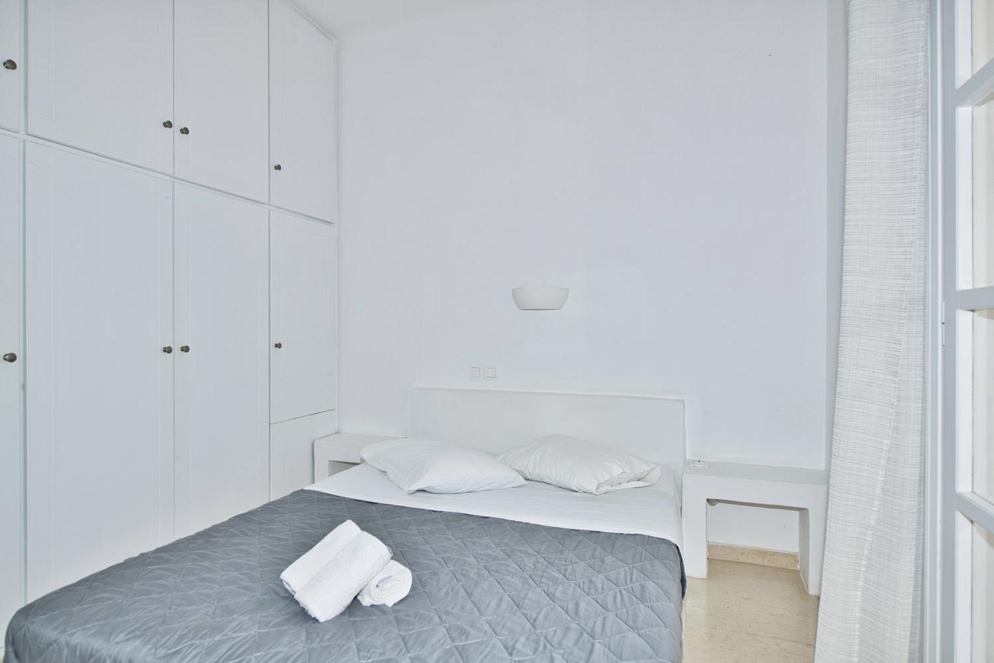 Ira Apartments Камарі Екстер'єр фото
