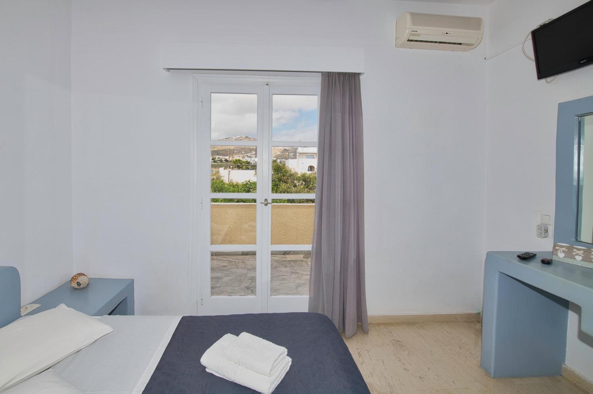 Ira Apartments Камарі Екстер'єр фото