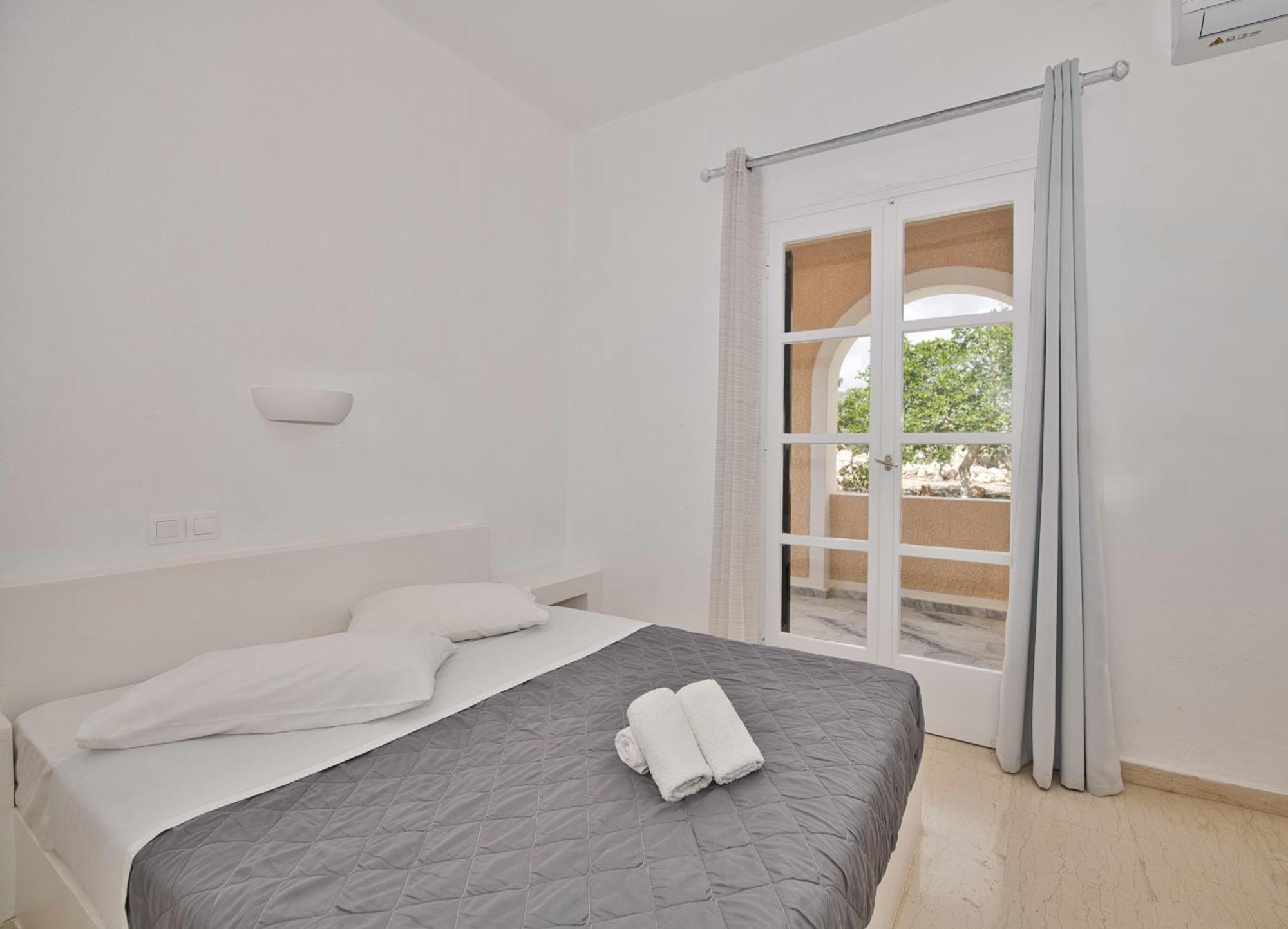 Ira Apartments Камарі Екстер'єр фото