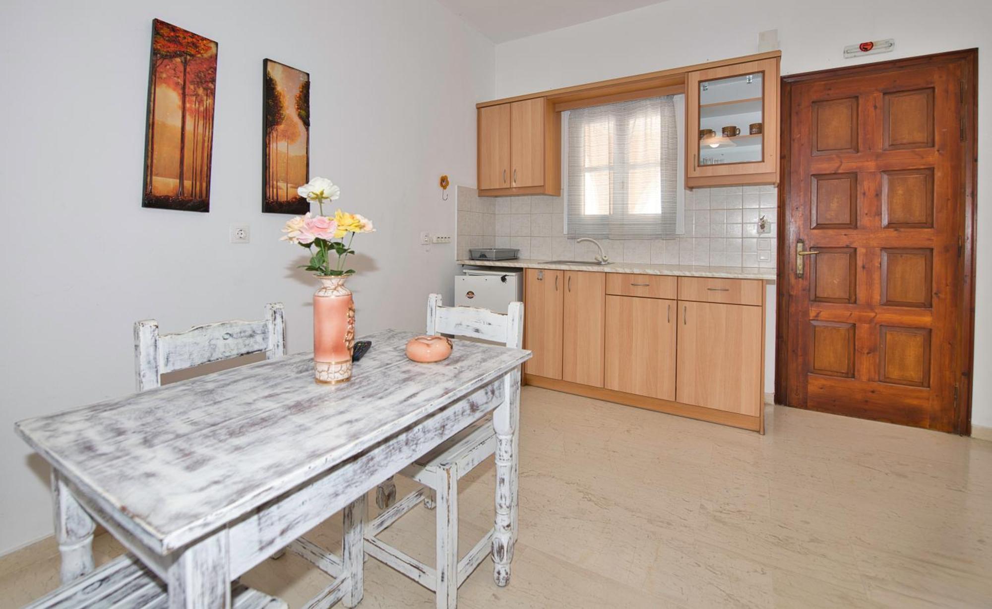 Ira Apartments Камарі Екстер'єр фото