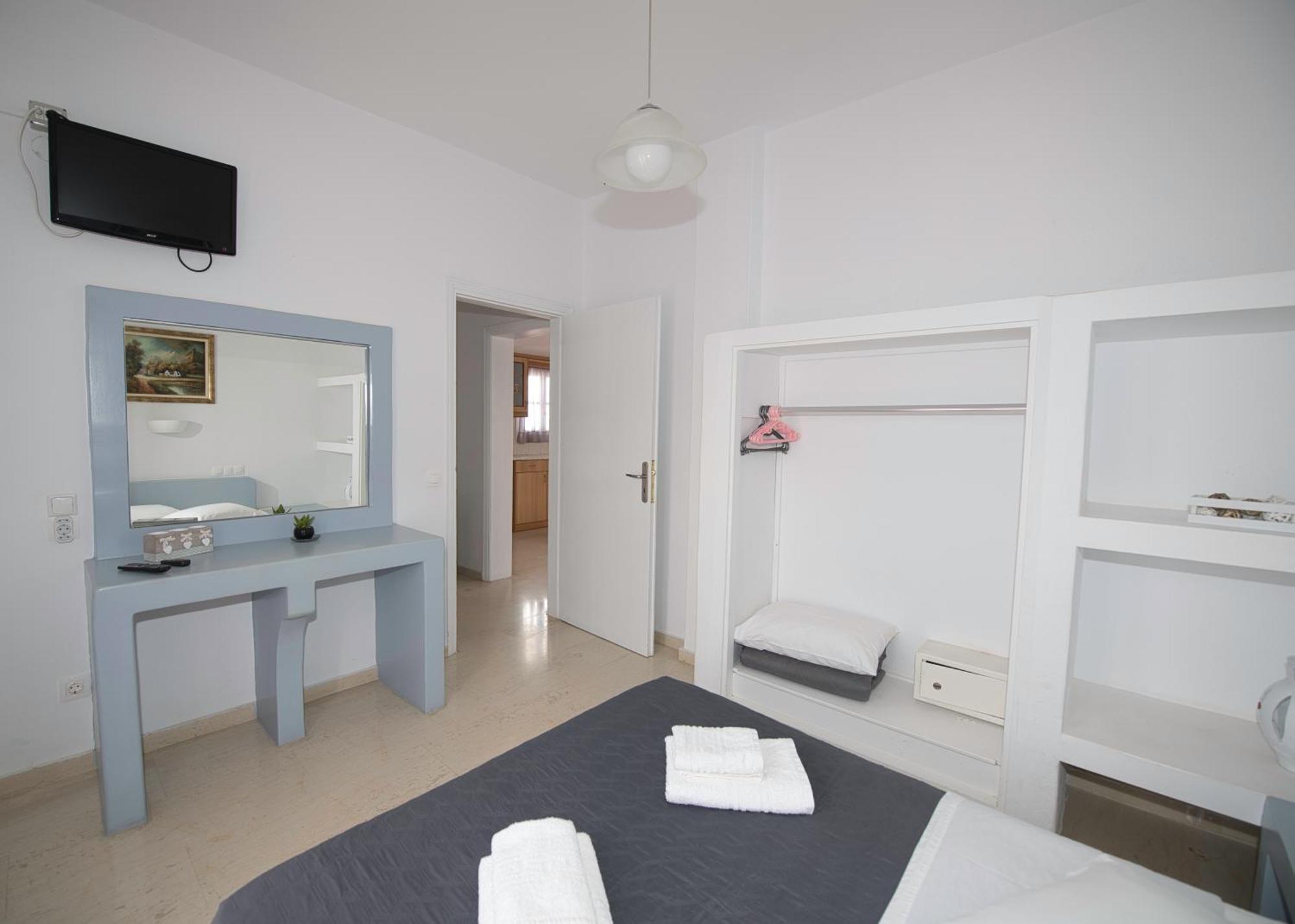 Ira Apartments Камарі Екстер'єр фото
