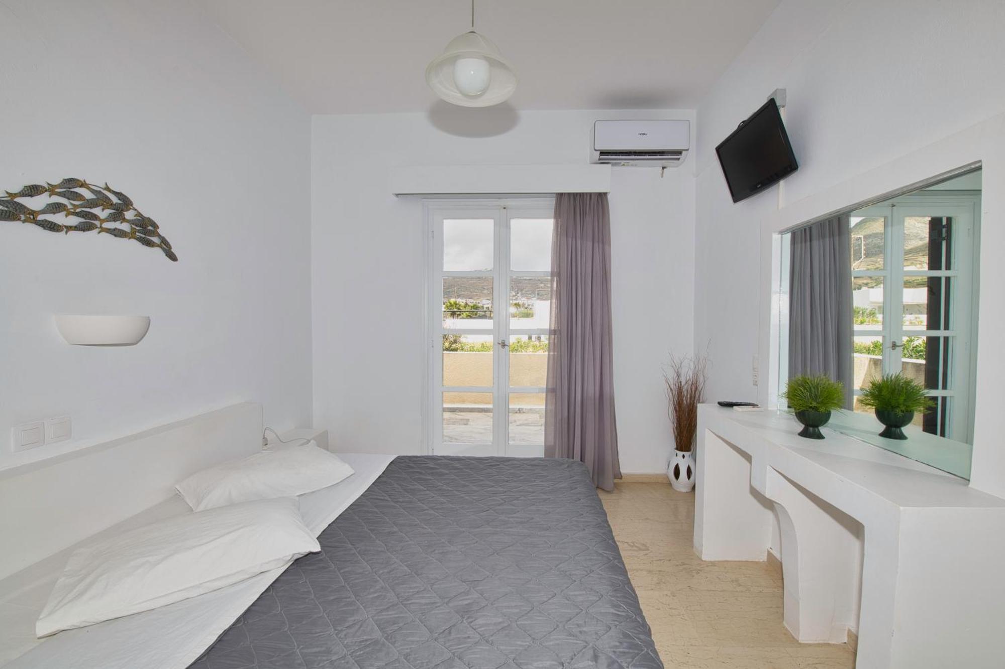 Ira Apartments Камарі Екстер'єр фото