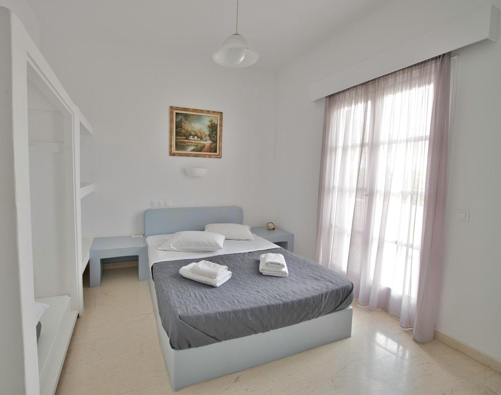 Ira Apartments Камарі Екстер'єр фото