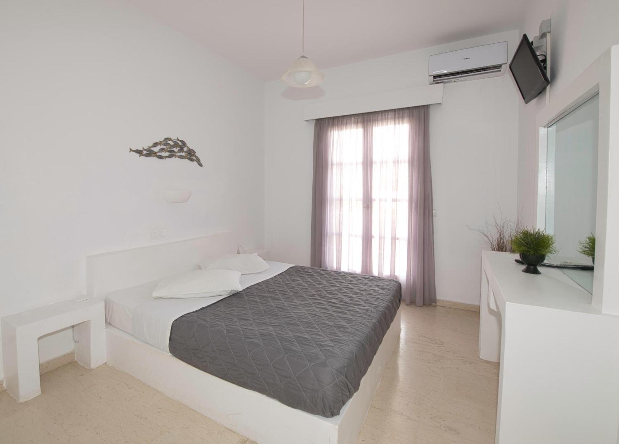 Ira Apartments Камарі Екстер'єр фото