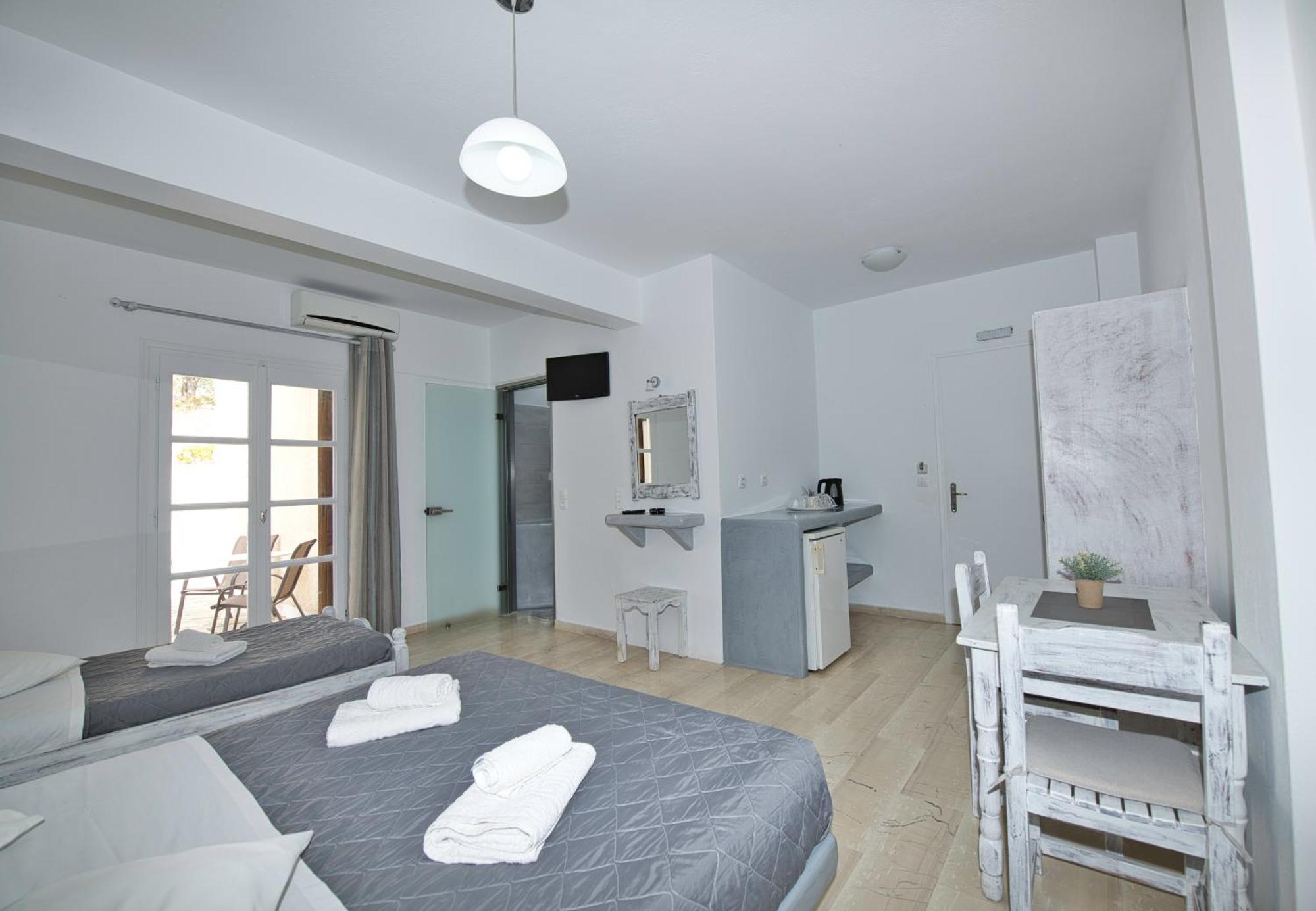 Ira Apartments Камарі Екстер'єр фото