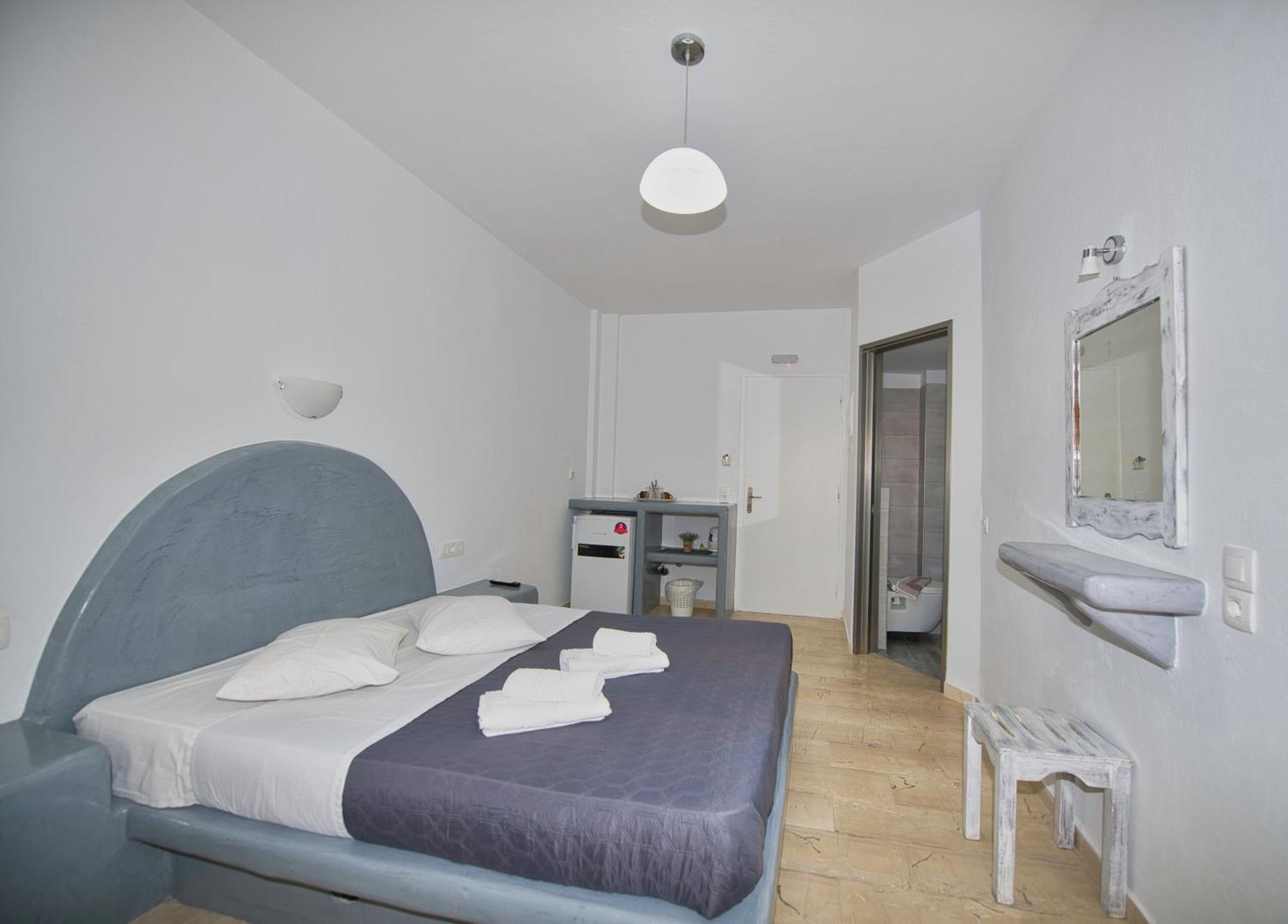 Ira Apartments Камарі Екстер'єр фото