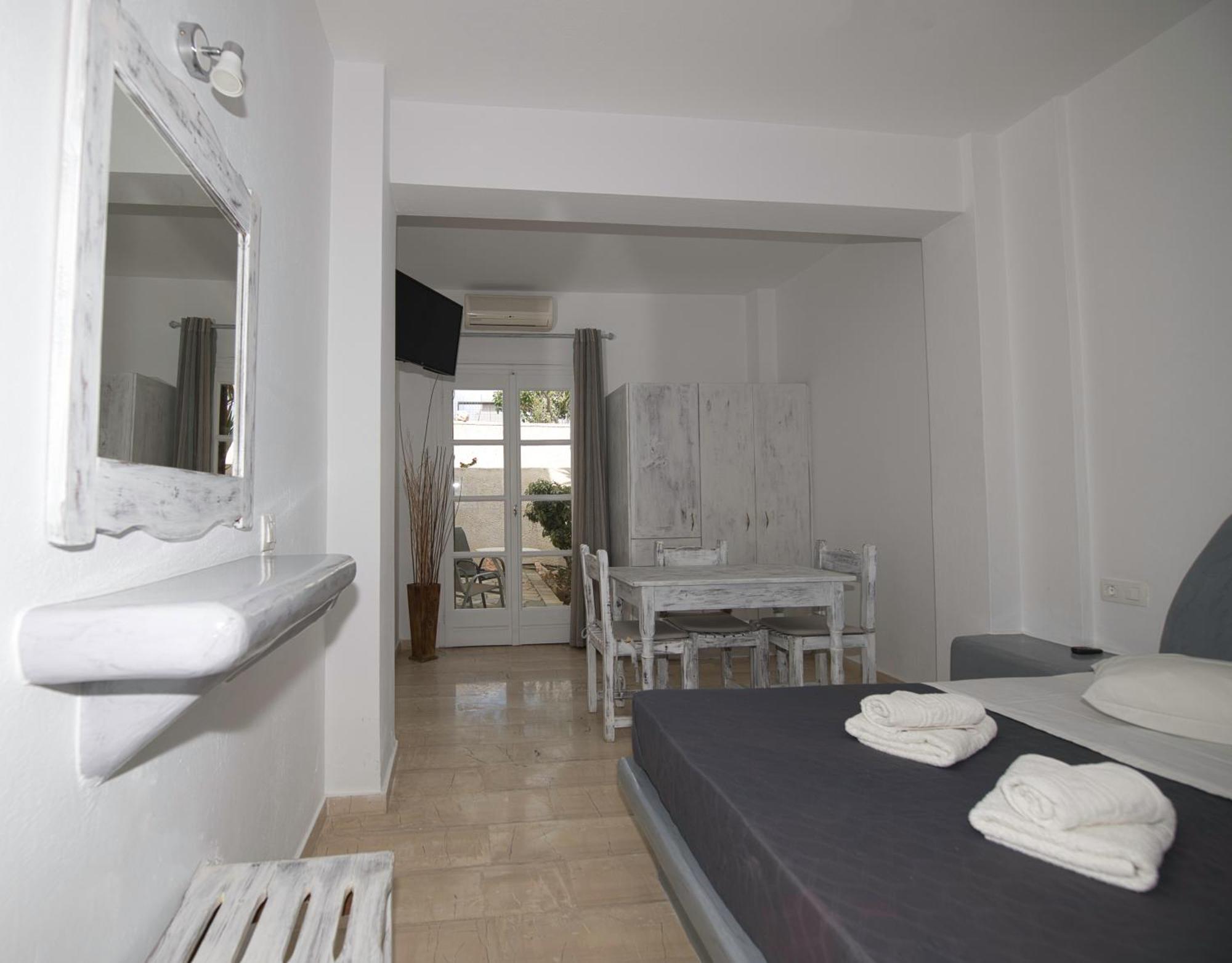 Ira Apartments Камарі Екстер'єр фото