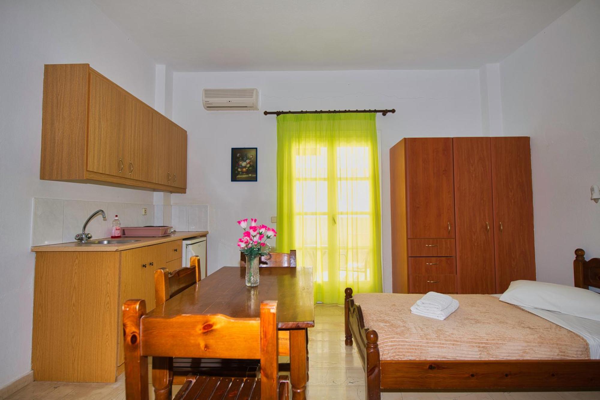 Ira Apartments Камарі Екстер'єр фото