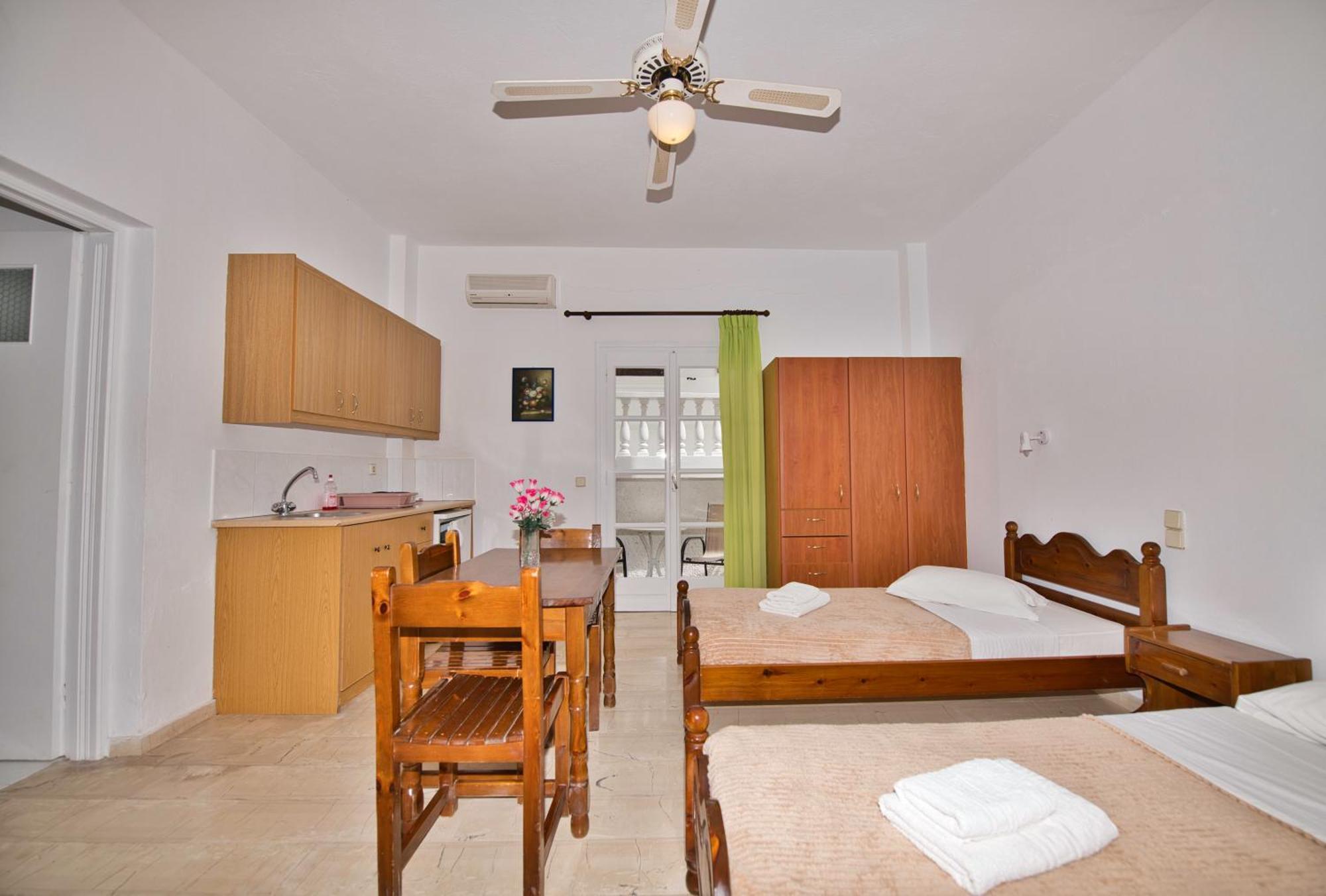 Ira Apartments Камарі Екстер'єр фото