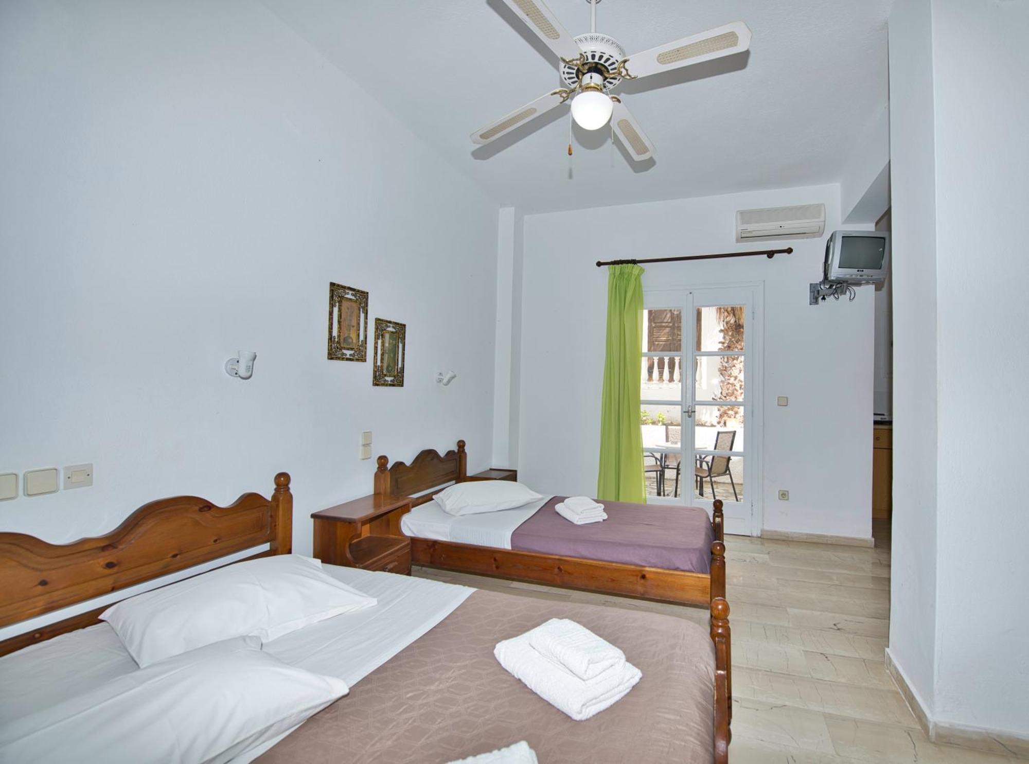 Ira Apartments Камарі Екстер'єр фото