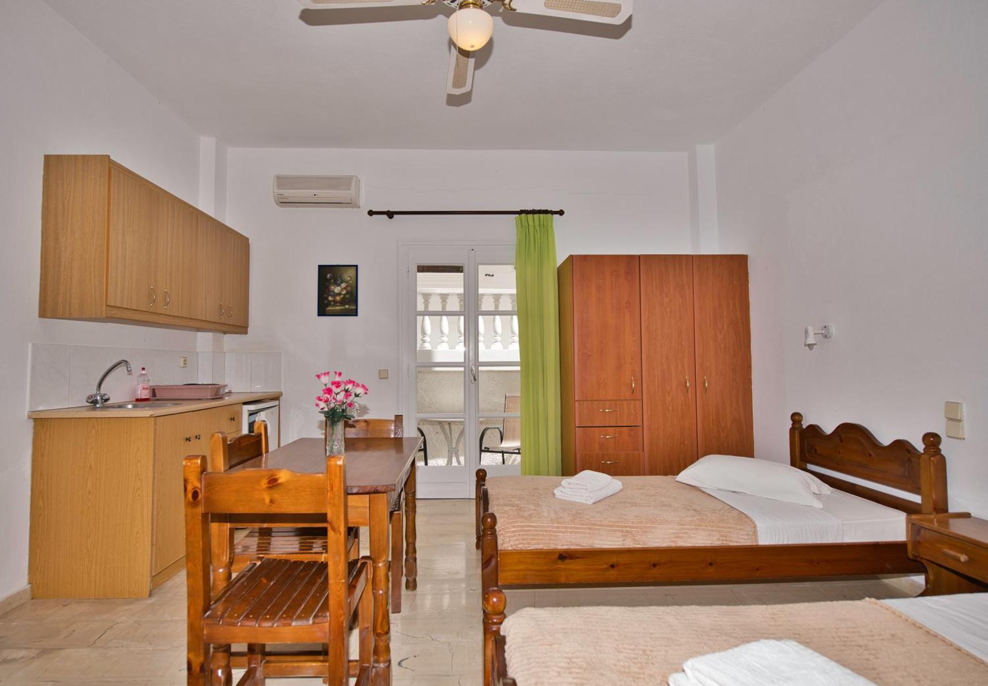 Ira Apartments Камарі Екстер'єр фото